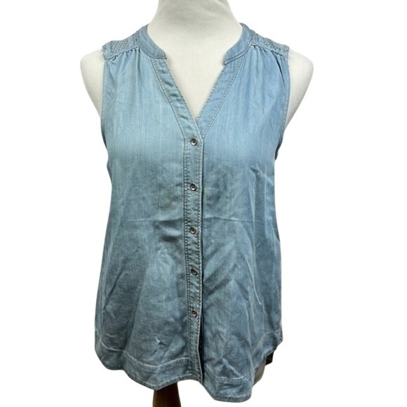 HOLDING HORSES Tops - Holding Horses Anthropologie Blue Chambray Sleeveless Lace Back Button Top Sz 2